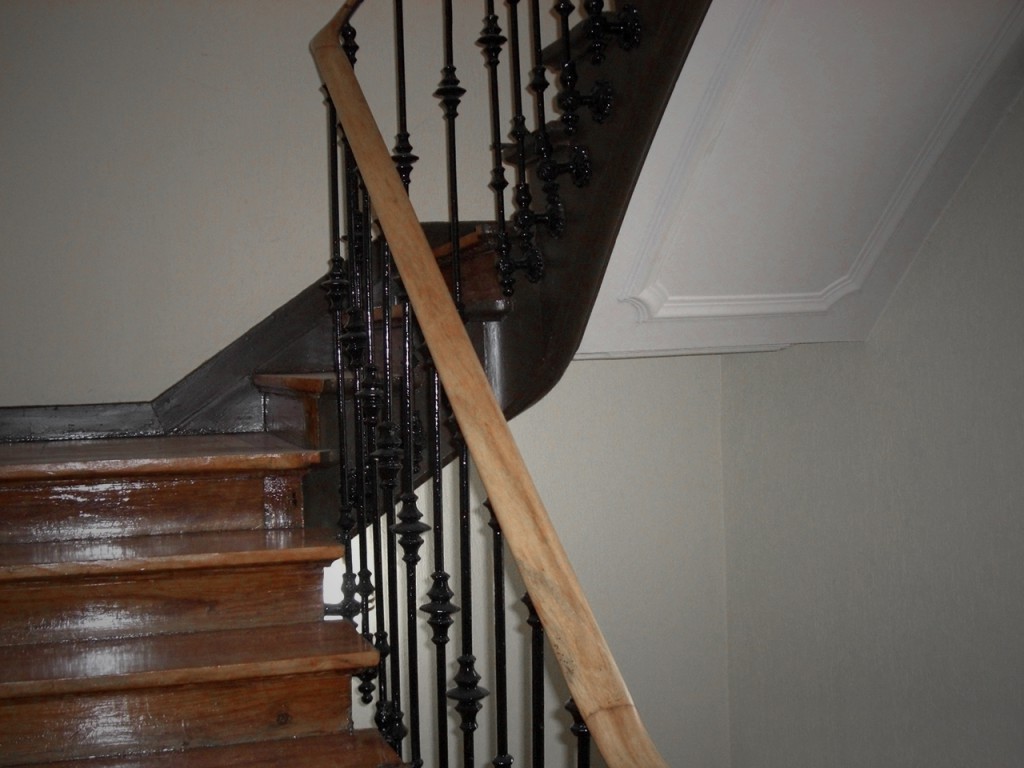 Reina, 17 - Escalera 01